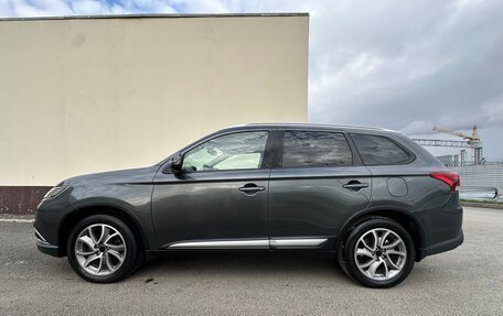 Mitsubishi Outlander III рестайлинг 3, 2015 год, 1 945 000 рублей, 10 фотография