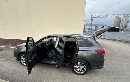 Mitsubishi Outlander III рестайлинг 3, 2015 год, 1 945 000 рублей, 11 фотография