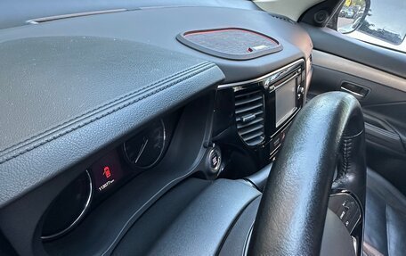 Mitsubishi Outlander III рестайлинг 3, 2015 год, 1 945 000 рублей, 23 фотография
