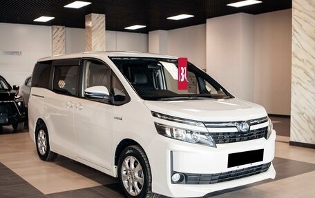Toyota Voxy III, 2015 год, 2 168 000 рублей, 3 фотография