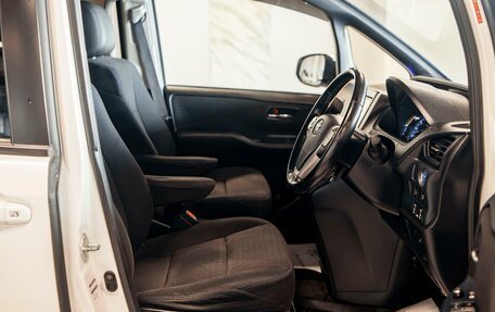 Toyota Voxy III, 2015 год, 2 168 000 рублей, 9 фотография