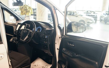 Toyota Voxy III, 2015 год, 2 168 000 рублей, 7 фотография