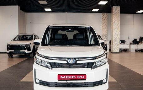 Toyota Voxy III, 2015 год, 2 168 000 рублей, 2 фотография