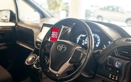 Toyota Voxy III, 2015 год, 2 168 000 рублей, 10 фотография