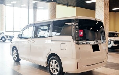 Toyota Voxy III, 2015 год, 2 168 000 рублей, 6 фотография