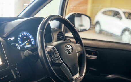 Toyota Voxy III, 2015 год, 2 168 000 рублей, 20 фотография