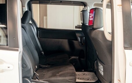 Toyota Voxy III, 2015 год, 2 168 000 рублей, 14 фотография