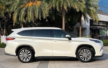 Toyota Highlander, 2024 год, 5 900 000 рублей, 7 фотография