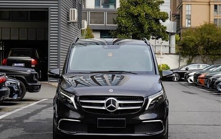 Mercedes-Benz V-Класс, 2022 год, 5 850 000 рублей, 2 фотография