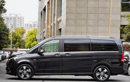 Mercedes-Benz V-Класс, 2022 год, 5 850 000 рублей, 3 фотография