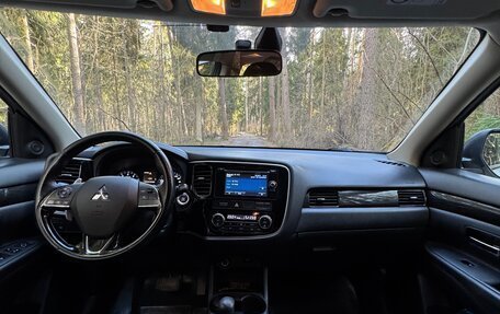 Mitsubishi Outlander III рестайлинг 3, 2016 год, 1 800 000 рублей, 9 фотография