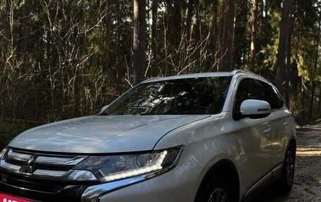 Mitsubishi Outlander III рестайлинг 3, 2016 год, 1 800 000 рублей, 2 фотография