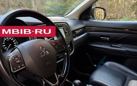 Mitsubishi Outlander III рестайлинг 3, 2016 год, 1 800 000 рублей, 10 фотография