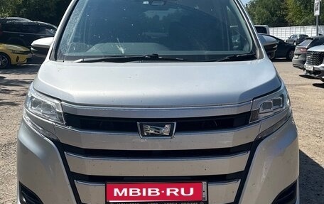 Toyota Noah III, 2020 год, 1 990 000 рублей, 1 фотография
