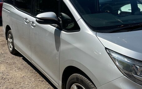 Toyota Noah III, 2020 год, 1 990 000 рублей, 3 фотография