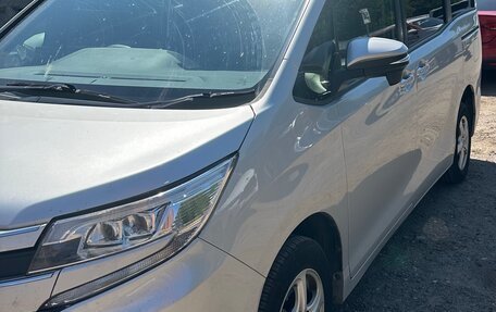 Toyota Noah III, 2020 год, 1 990 000 рублей, 4 фотография