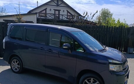Toyota Voxy II, 2010 год, 1 380 000 рублей, 13 фотография