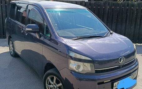 Toyota Voxy II, 2010 год, 1 380 000 рублей, 12 фотография