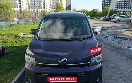 Toyota Voxy II, 2010 год, 1 380 000 рублей, 3 фотография