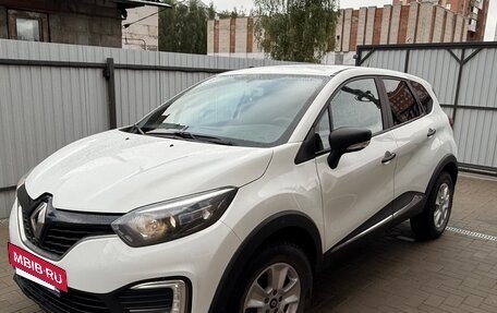 Renault Kaptur I рестайлинг, 2017 год, 1 035 000 рублей, 3 фотография
