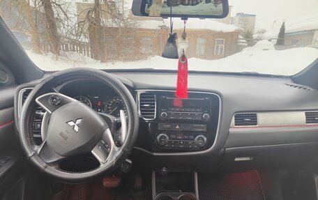 Mitsubishi Outlander III рестайлинг 3, 2013 год, 1 400 000 рублей, 6 фотография