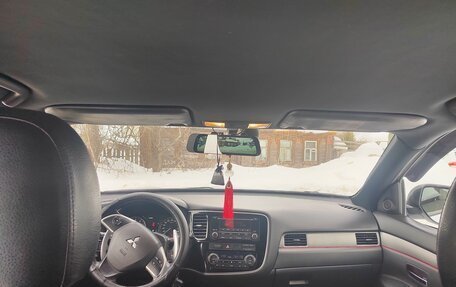 Mitsubishi Outlander III рестайлинг 3, 2013 год, 1 400 000 рублей, 8 фотография