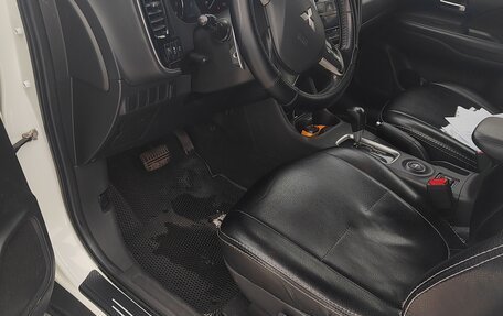 Mitsubishi Outlander III рестайлинг 3, 2013 год, 1 400 000 рублей, 7 фотография