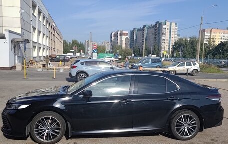 Toyota Camry, 2021 год, 2 100 000 рублей, 2 фотография