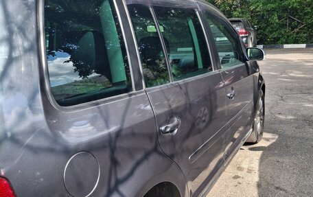 Volkswagen Touran III, 2005 год, 450 000 рублей, 3 фотография