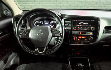 Mitsubishi Outlander III рестайлинг 3, 2019 год, 1 930 000 рублей, 15 фотография