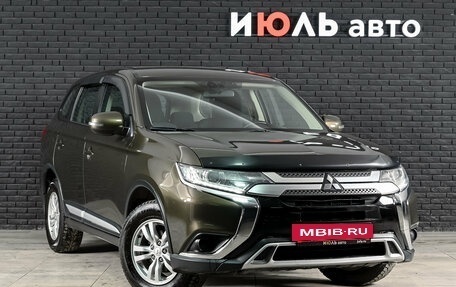 Mitsubishi Outlander III рестайлинг 3, 2019 год, 1 930 000 рублей, 3 фотография