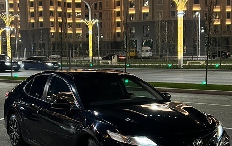 Toyota Camry, 2019 год, 2 100 000 рублей, 3 фотография