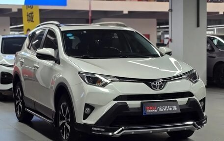Toyota RAV4, 2018 год, 1 840 000 рублей, 10 фотография