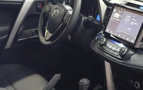 Toyota RAV4, 2018 год, 1 840 000 рублей, 8 фотография