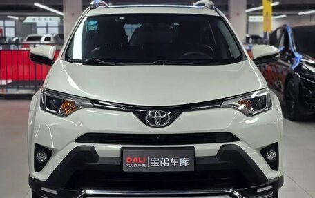 Toyota RAV4, 2018 год, 1 840 000 рублей, 12 фотография