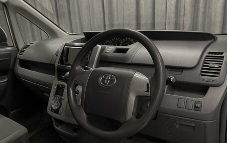 Toyota Voxy II, 2007 год, 1 060 000 рублей, 9 фотография