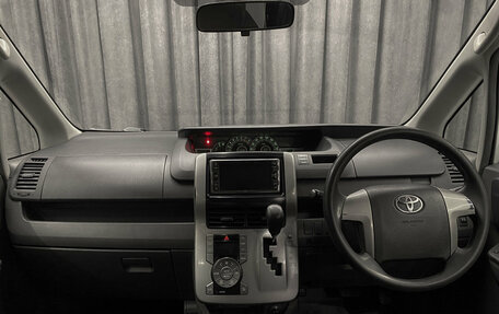 Toyota Voxy II, 2007 год, 1 060 000 рублей, 10 фотография