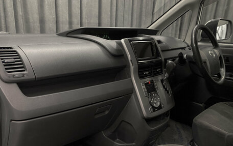 Toyota Voxy II, 2007 год, 1 060 000 рублей, 13 фотография
