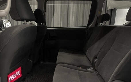 Toyota Voxy II, 2007 год, 1 060 000 рублей, 14 фотография