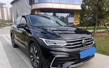 Volkswagen Tiguan, 2022 год, 1 880 000 рублей, 3 фотография
