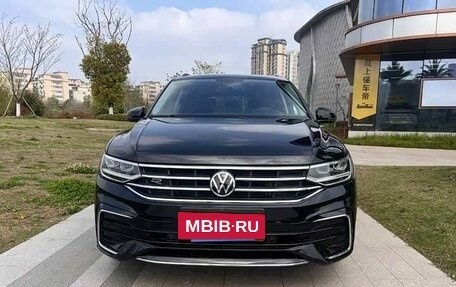 Volkswagen Tiguan, 2022 год, 1 880 000 рублей, 2 фотография
