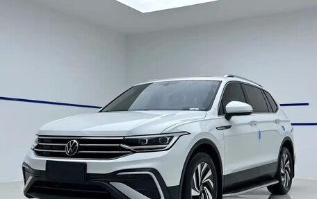 Volkswagen Tiguan II, 2023 год, 2 772 000 рублей, 1 фотография