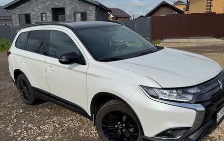 Mitsubishi Outlander III рестайлинг 3, 2021 год, 2 850 000 рублей, 3 фотография