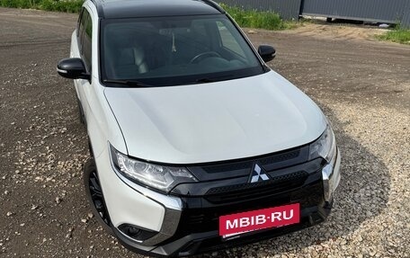 Mitsubishi Outlander III рестайлинг 3, 2021 год, 2 850 000 рублей, 2 фотография