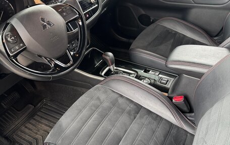 Mitsubishi Outlander III рестайлинг 3, 2021 год, 2 850 000 рублей, 7 фотография