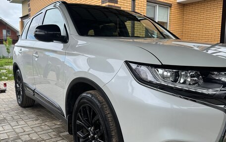 Mitsubishi Outlander III рестайлинг 3, 2021 год, 2 850 000 рублей, 10 фотография