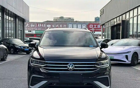 Volkswagen Tiguan II, 2023 год, 2 620 000 рублей, 2 фотография
