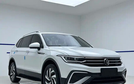 Volkswagen Tiguan II, 2023 год, 2 772 000 рублей, 4 фотография