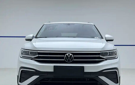 Volkswagen Tiguan II, 2023 год, 2 772 000 рублей, 2 фотография