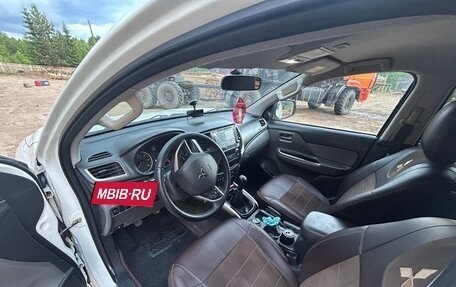 Mitsubishi L200 IV рестайлинг, 2015 год, 2 010 000 рублей, 4 фотография